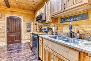 Fridge, microwave, oven, stovetop - Downtown CreekSide Chalet, Sleeps 6・Hot Tub・Games (Gatlinburg)