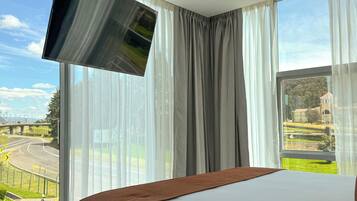 Suite | In-room safe, desk, free WiFi