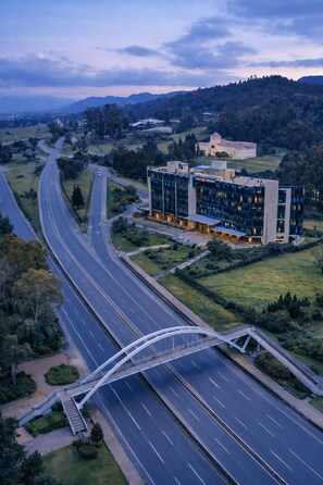 Vista frontal de la propiedad