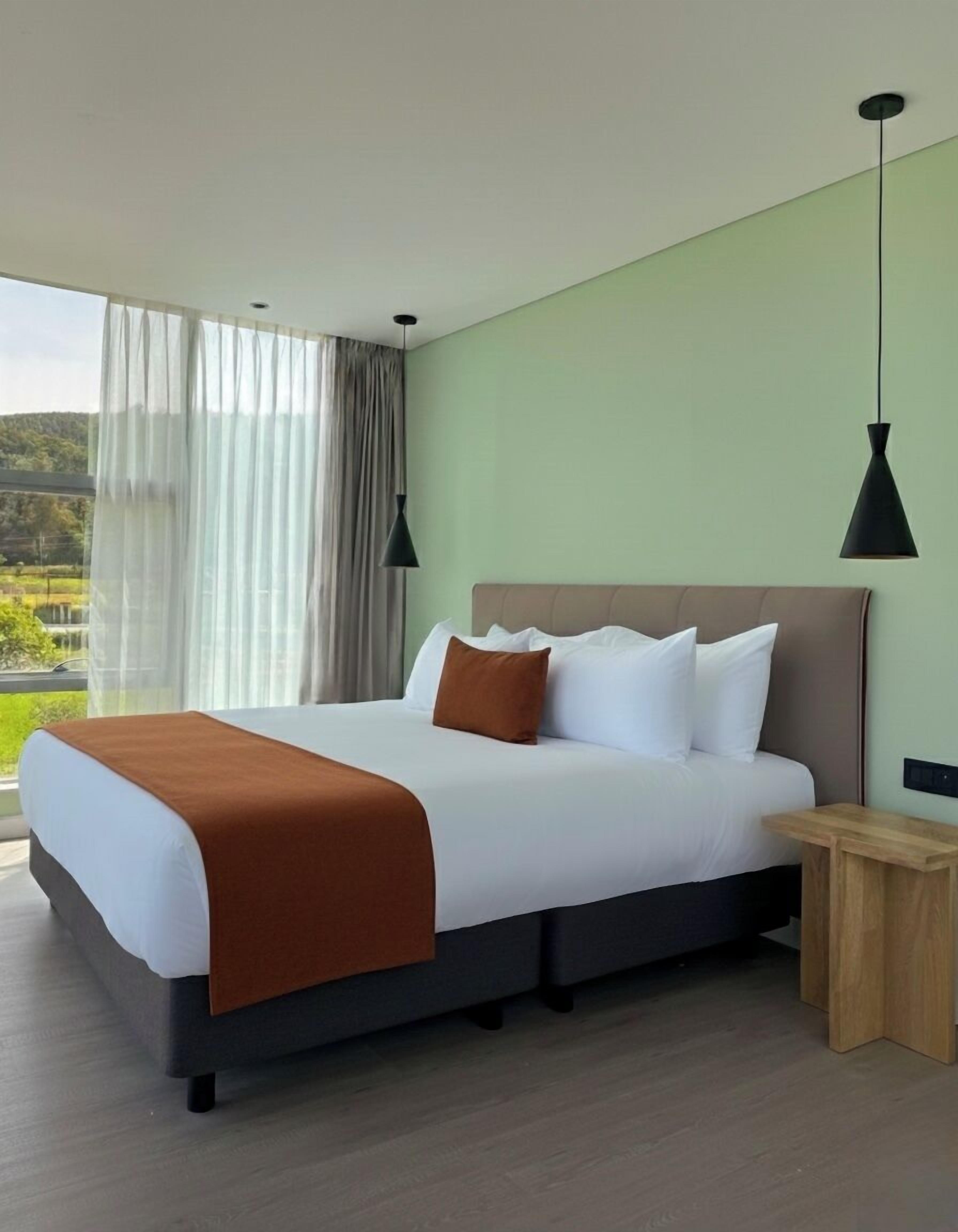 In-room safe, desk, free WiFi