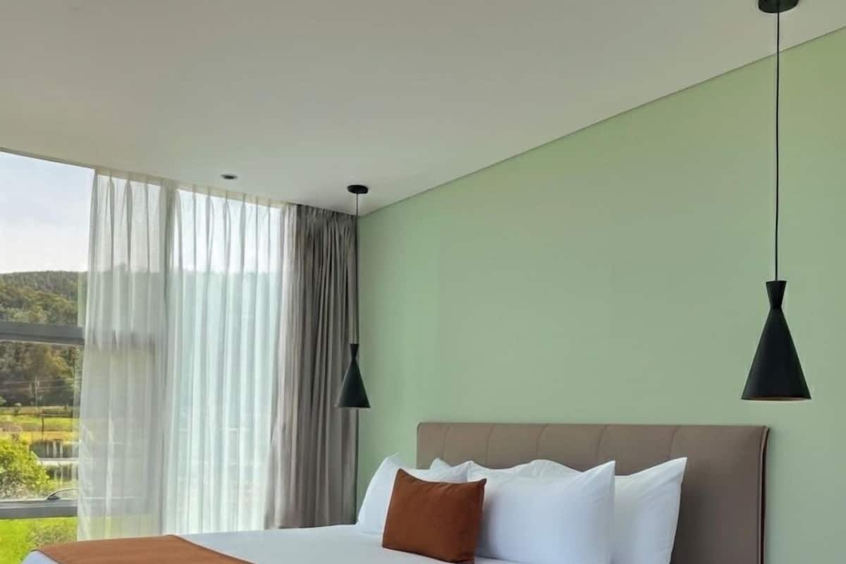 In-room safe, desk, free WiFi