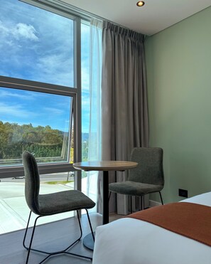 普通雙床房 | 客房內保險箱、書桌、免費無線上網