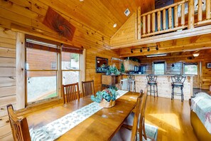 Dining - Charming Cabin, Sleeps 4, Mtn Views, Hot Tub, Games (Pigeon Forge)