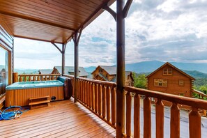 Outdoor spa tub - Charming Cabin, Sleeps 4, Mtn Views, Hot Tub, Games (Pigeon Forge)