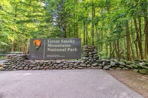 Property grounds - Charming Cabin, Sleeps 4, Mtn Views, Hot Tub, Games (Pigeon Forge)