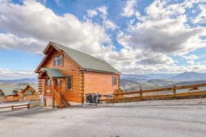 Exterior - Charming Cabin, Sleeps 4, Mtn Views, Hot Tub, Games (Pigeon Forge)