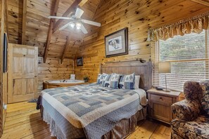 2 bedrooms, iron/ironing board, WiFi, bed sheets - Cozy Retreat N Pigeon Forge・Views・Hot Tub・Pool (Pigeon Forge)