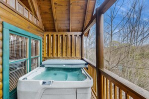 Outdoor spa tub - Cozy Retreat N Mountains・Views・Hot Tub・Shared Pool (Pigeon Forge)