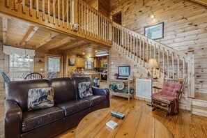 TV, fireplace, DVD player, offices - Cozy Retreat N Mountains・Views・Hot Tub・Shared Pool (Pigeon Forge)