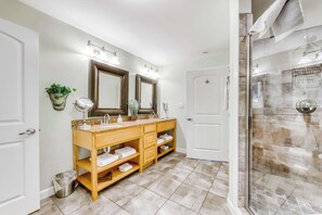 Shower, towels, shampoo - River View Condo, Sleeps 6, Shared Hot Tub & Pool (Pigeon Forge)