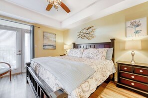 3 bedrooms, iron/ironing board, WiFi, bed sheets - River View Condo, Sleeps 6, Shared Hot Tub & Pool (Pigeon Forge)