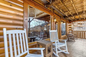 Terrace/patio - Charming Log cabin, Sleeps 6・Game Room・Hot Tub (Pigeon Forge)
