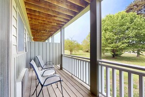Terrace/patio - Serene Studio W Patio, Near Lake, Dog Friendly, Gym (Baneberry)