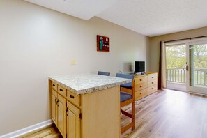 Dining - Charming Studio, Sleeps 4, Close to Douglas Lake (Baneberry)
