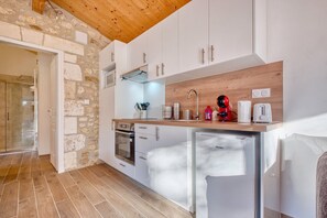 Frigorífico, microondas, horno y placa de cocina