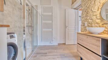 Shower, hair dryer, towels