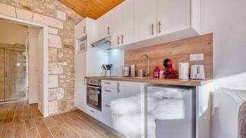 Geladeira, micro-ondas, fogão, cooktop