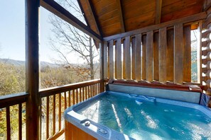 Outdoor spa tub - Elegant 2 Story Cabin, Sleeps 6, Hot Tub, Pool Table (Pigeon Forge)