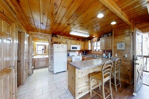 Coffee/tea maker, fridge, microwave, oven - Elegant 2 Story Cabin, Sleeps 6, Hot Tub, Pool Table (Pigeon Forge)