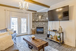 TV, fireplace, offices - Elegant Condo, Sleep 8・Outdoor Pool・Prime location (Pigeon Forge)