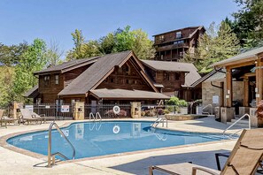 Pool - Elegant Condo, Sleep 8・Outdoor Pool・Prime location (Pigeon Forge)