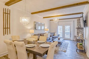 Interior - Elegant Condo, Sleep 8・Outdoor Pool・Prime location (Pigeon Forge)