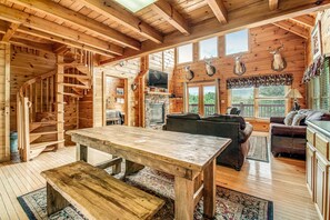 TV, fireplace, DVD player - Stunning Cabin, Sleeps 4, N Rolling Hills, Hot Tub (Pigeon Forge)