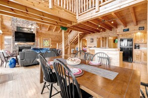 Dining - Serene Escape ・Stunning Views・Deck・Firepit・Games (Sevierville)