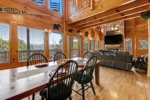 Dining - Serene Escape ・Stunning Views・Deck・Firepit・Games (Sevierville)