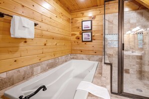 Shower, hair dryer, towels - Serene Escape ・Stunning Views・Deck・Firepit・Games (Sevierville)