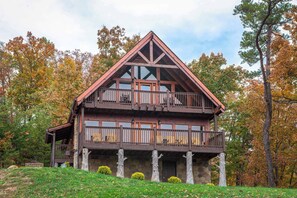 Exterior - Serene Escape ・Stunning Views・Deck・Firepit・Games (Sevierville)