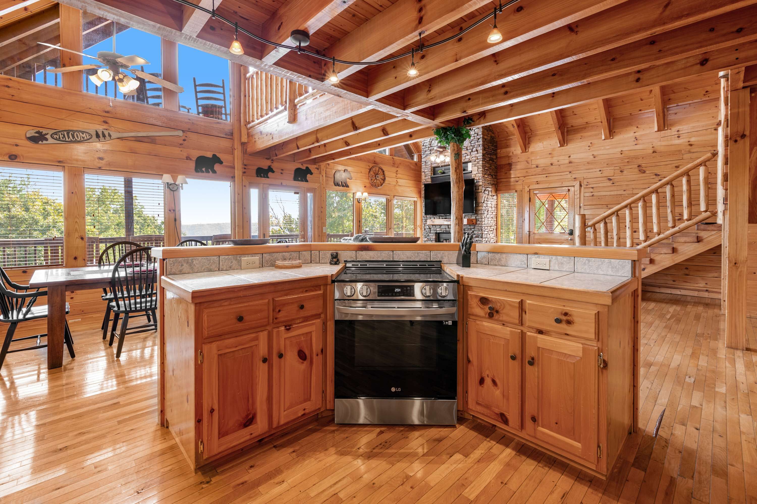 冷蔵庫、電子レンジ、オーブン、コンロ