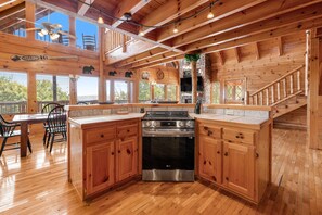 Fridge, microwave, oven, stovetop - Serene Escape ・Stunning Views・Deck・Firepit・Games (Sevierville)