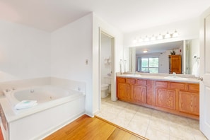 Shower, hair dryer, towels, shampoo - Family Friendly・Near Dolly・Seasonal Pool & Hot Tub (Pigeon Forge)