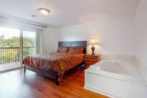 3 bedrooms, iron/ironing board, WiFi, bed sheets - Family Friendly・Near Dolly・Seasonal Pool & Hot Tub (Pigeon Forge)