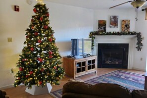 TV, fireplace, DVD player, offices - Family Friendly・Near Dolly・Seasonal Pool & Hot Tub (Pigeon Forge)