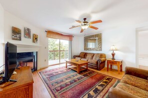 TV, fireplace, DVD player, offices - Family Friendly・Near Dolly・Seasonal Pool & Hot Tub (Pigeon Forge)