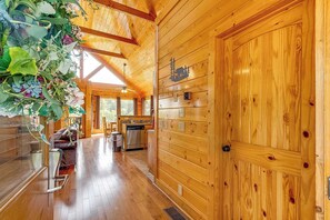 Interior - Charming Log Cabin Escape・Hot Tub・Views・Pool・Sauna (Sevierville)