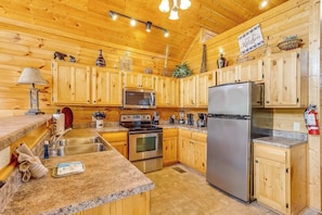 Fridge, microwave, oven, stovetop - Charming Log Cabin Escape・Hot Tub・Views・Pool・Sauna (Sevierville)