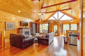 TV, fireplace, DVD player, offices - Charming Log Cabin Escape・Hot Tub・Views・Pool・Sauna (Sevierville)