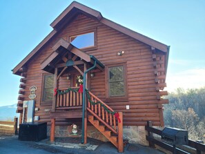 Exterior - Charming Log Cabin Escape・Hot Tub・Views・Pool・Sauna (Sevierville)