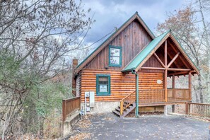 Exterior - Mountainside Log Cabin, Sleeps 4, Hot Tub, Game Room (Pigeon Forge)