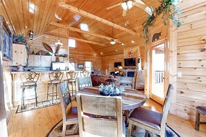 Dining - Gorgeous Private Oasis, Sleeps 4・Scenic Deck・Games (Sevierville)