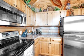 Coffee/tea maker, fridge, microwave, oven - Gorgeous Private Oasis, Sleeps 4・Scenic Deck・Games (Sevierville)