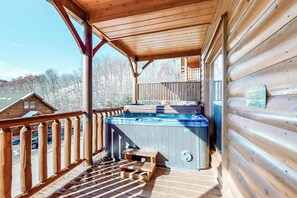 Outdoor spa tub - Gorgeous Private Oasis, Sleeps 4・Scenic Deck・Games (Sevierville)