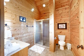 Shower, hair dryer, towels - Gorgeous Private Oasis, Sleeps 4・Scenic Deck・Games (Sevierville)