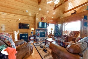 TV, fireplace, video games, offices - Gorgeous Private Oasis, Sleeps 4・Scenic Deck・Games (Sevierville)