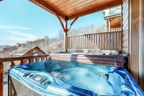 Outdoor spa tub - Gorgeous Private Oasis, Sleeps 4・Scenic Deck・Games (Sevierville)
