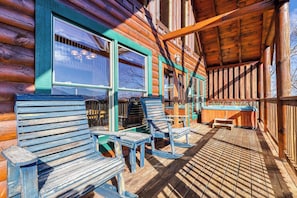 Terrace/patio - Lovely Cabin, Sleep 4, Hot Tub, Mtn Views, Pool Table (Pigeon Forge)