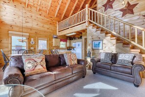 Een televisie, een open haard, een dvd-speler en een kantoor